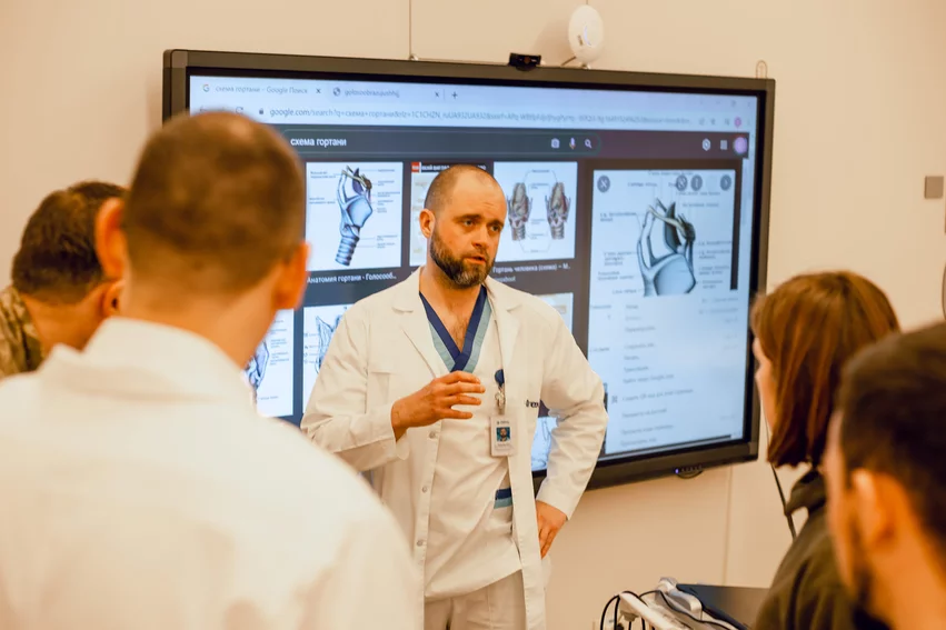 Ukrainian radiologist Alexander Berezovskiy teaching battlefield triage and treatment of wounded during a training seminar for Ukrainian army medics and doctors at Odrex Hospital in Odesa, Ukraine. #standwithUkraine #SupportUkraine #russiaukrainewar